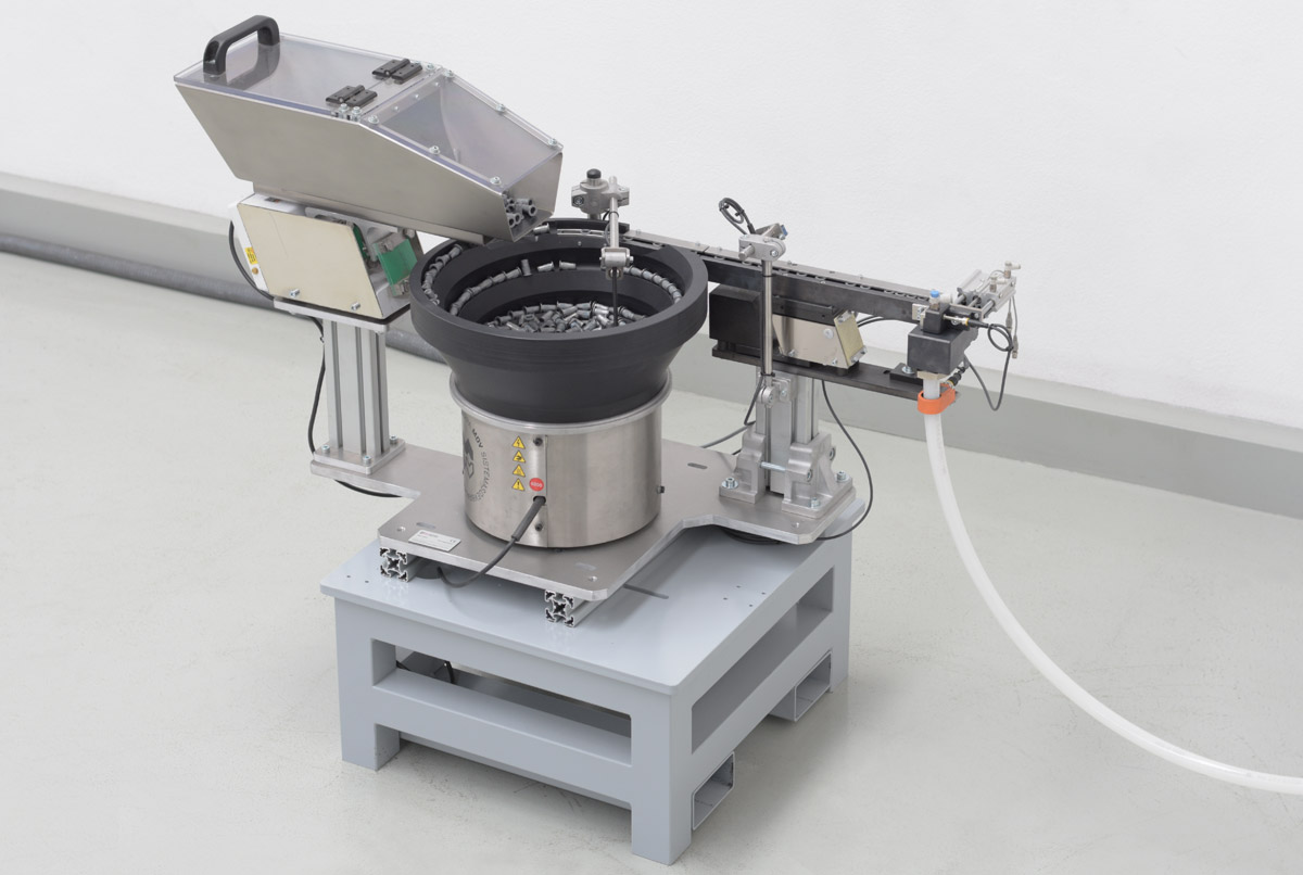 Sistema industrial de posicionamiento automatizado de piezas: tuercas emachables vista lateral