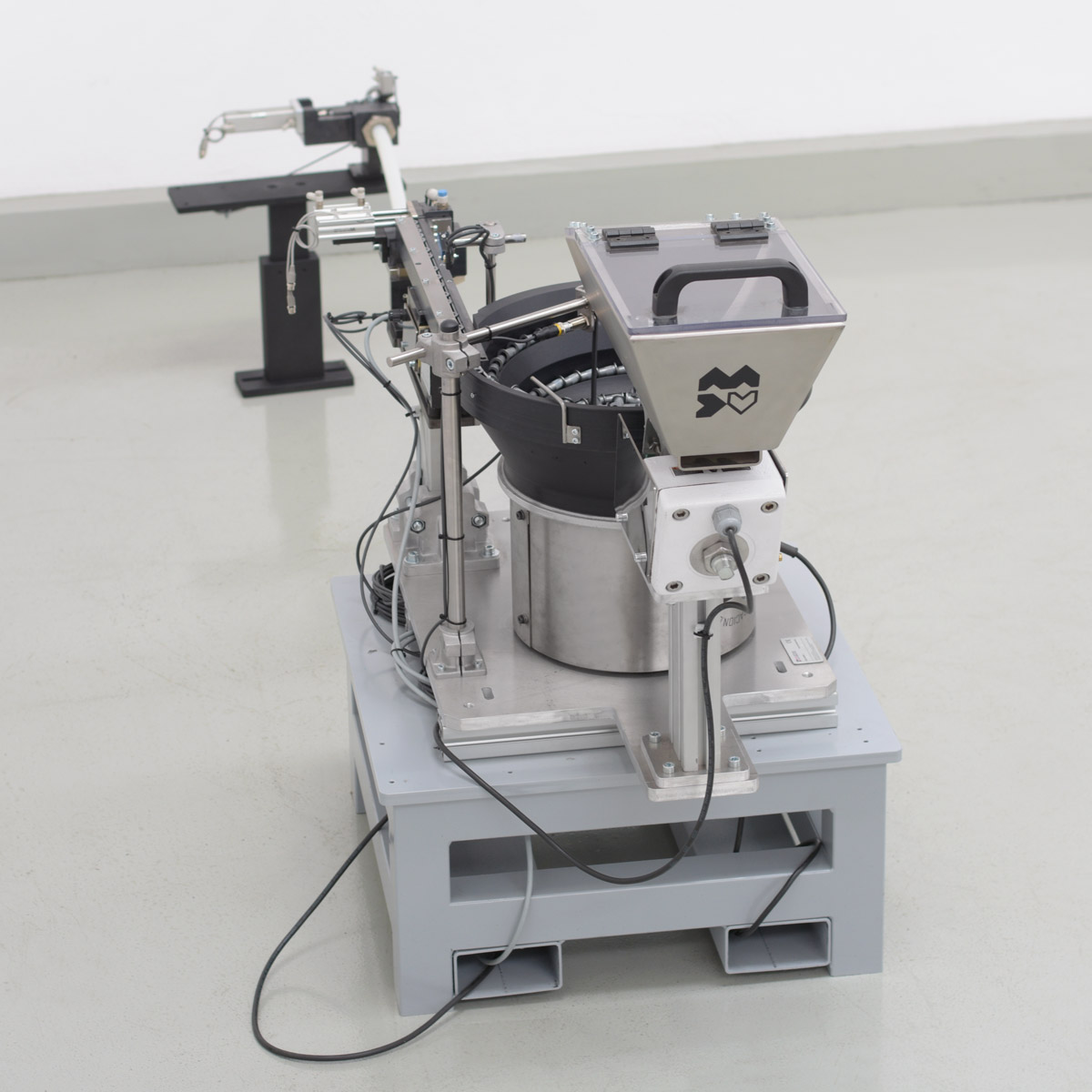 Sistema industrial de posicionamiento automatizado de piezas: tuercas emachables vista superior