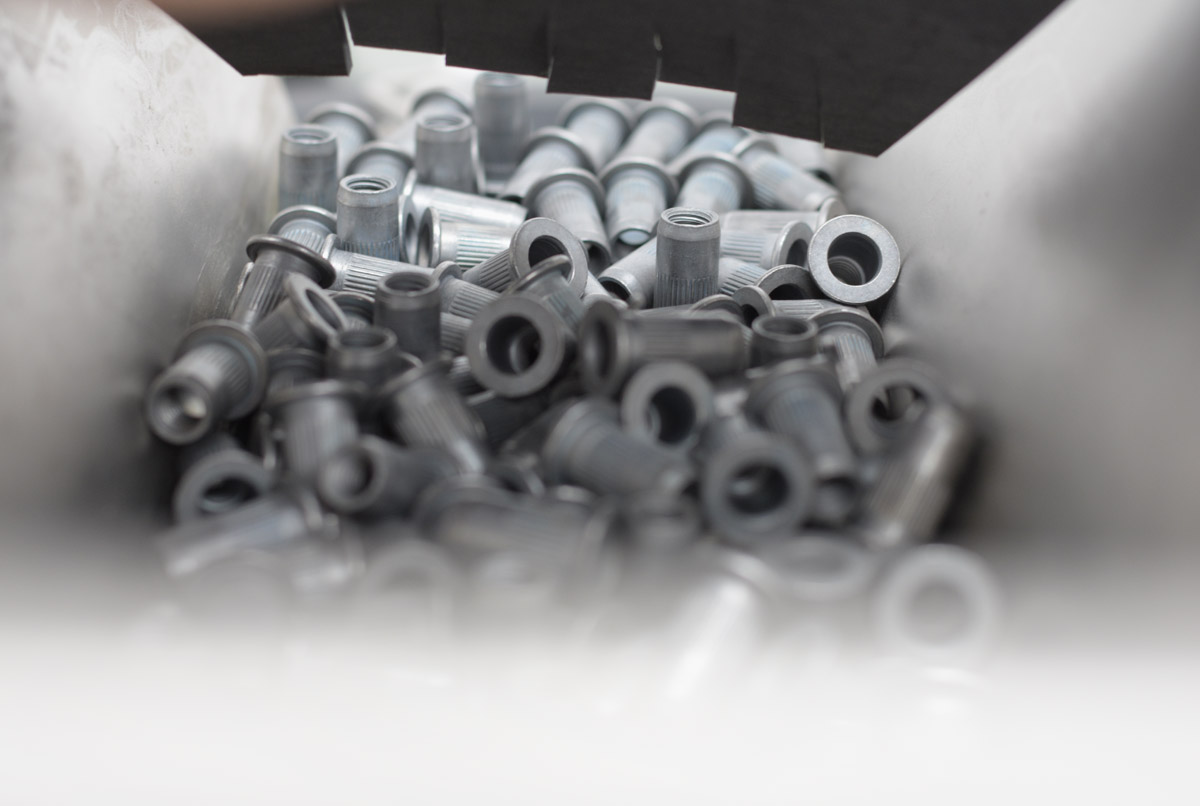 Sistema industrial de posicionamiento automatizado de piezas: tuercas emachables detalle piezas