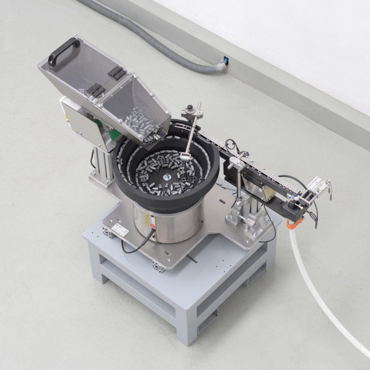 Sistema industrial de posicionamiento automatizado de piezas: tuercas emachables vista completa