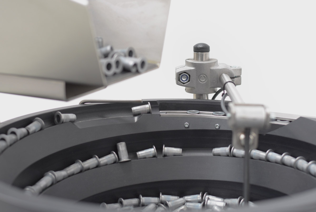 Sistema industrial de posicionamiento automatizado de piezas: tuercas emachables vista tolva de posicionado