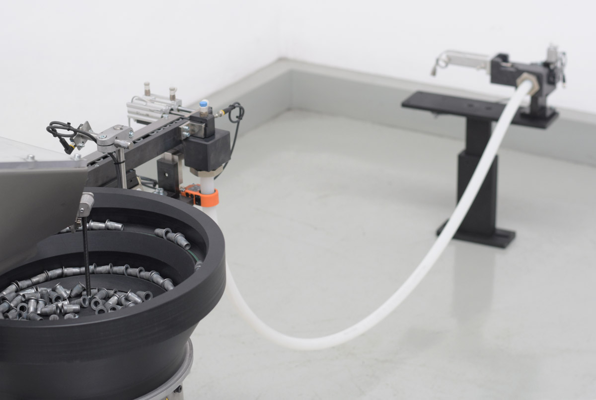 Sistema industrial de posicionamiento automatizado de piezas: tuercas emachables vista detalle 2 paso a paso