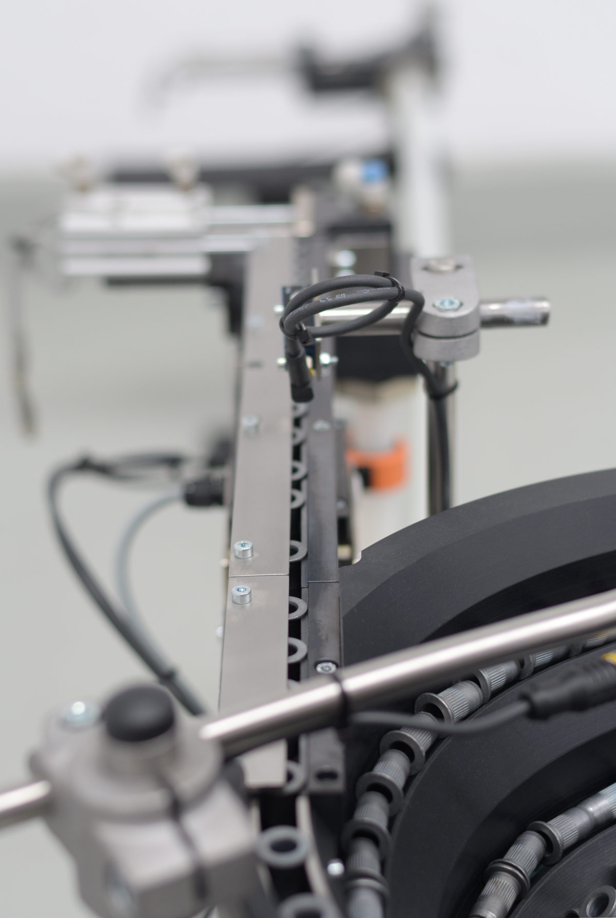 Sistema industrial de posicionamiento automatizado de piezas: tuercas emachables vista salida de piezas