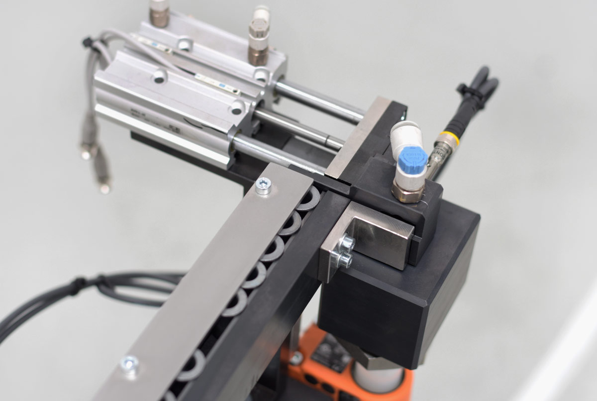 Sistema industrial de posicionamiento automatizado de piezas: tuercas emachables vista detalle paso a paso 1