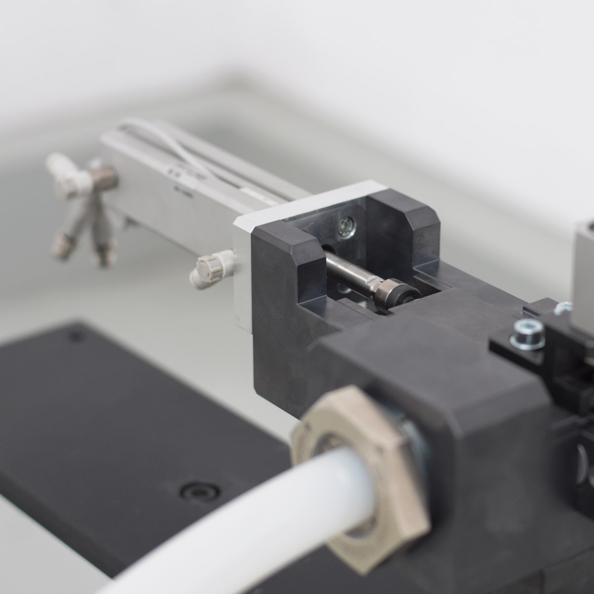 Sistema industrial de posicionamiento automatizado de piezas: tuercas emachables vista detalle piston
