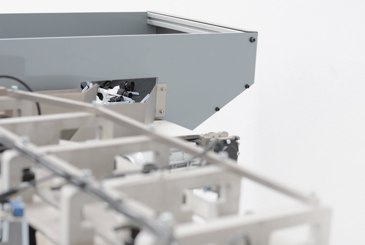 Escalator. Sistema industrial mecanico por elevacion de lamas para el posicionamiento automatizado de dosificadores vista detalle salida