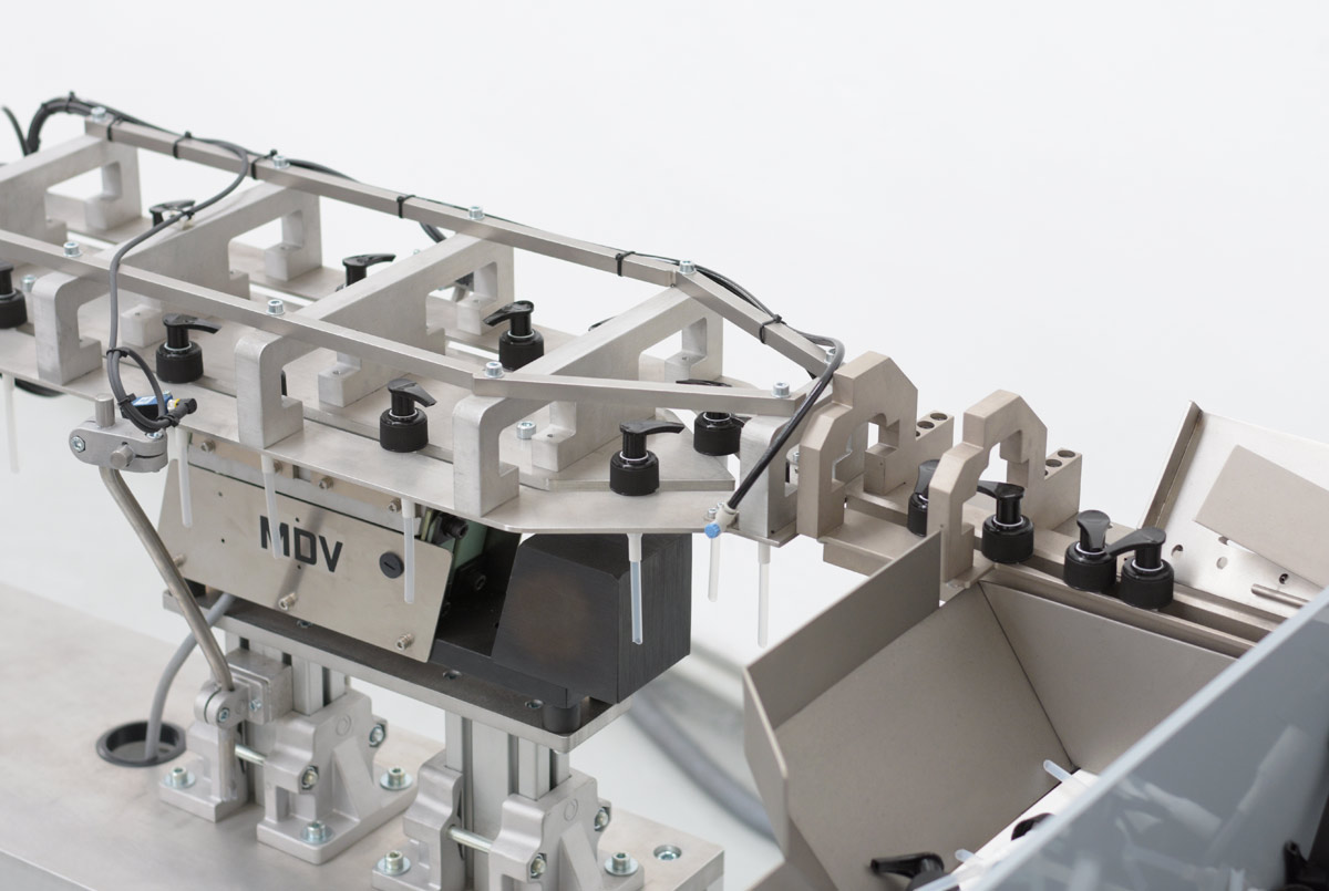 Escalator. Sistema industrial mecanico por elevacion de lamas para el posicionamiento automatizado de dosificadores vista salida doble