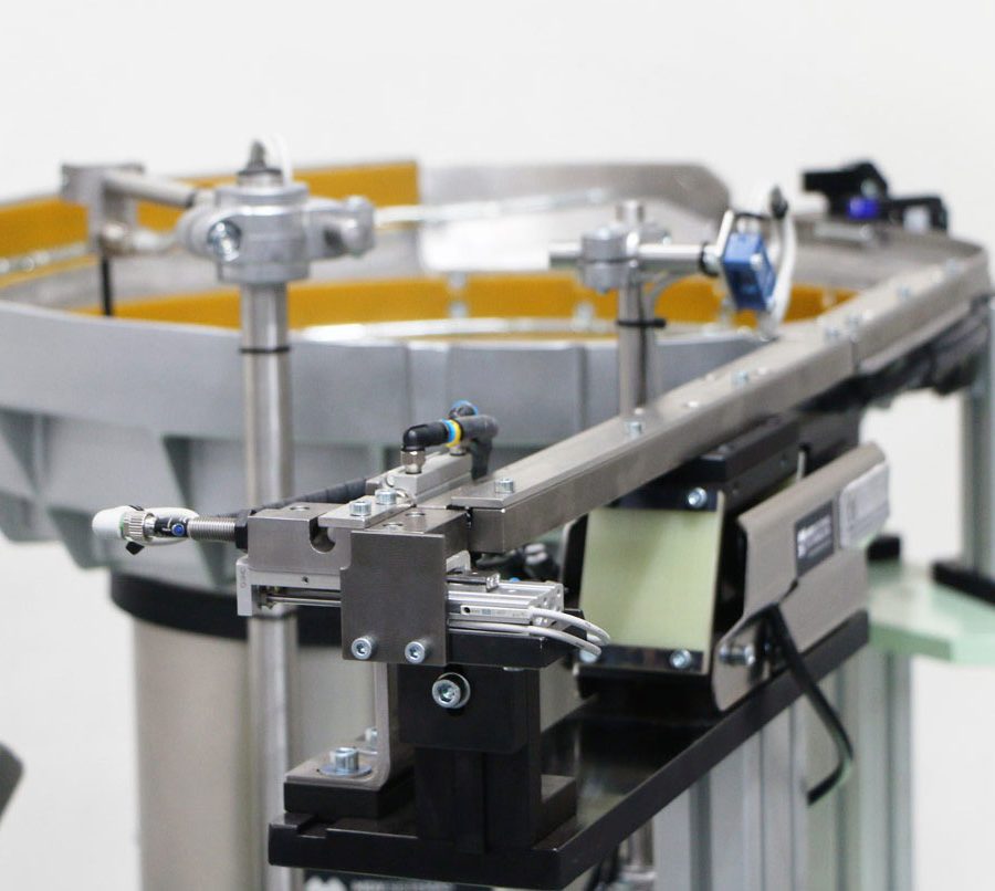 Paso a paso para equipo vibratorio alimentador industrial de inserto metálico