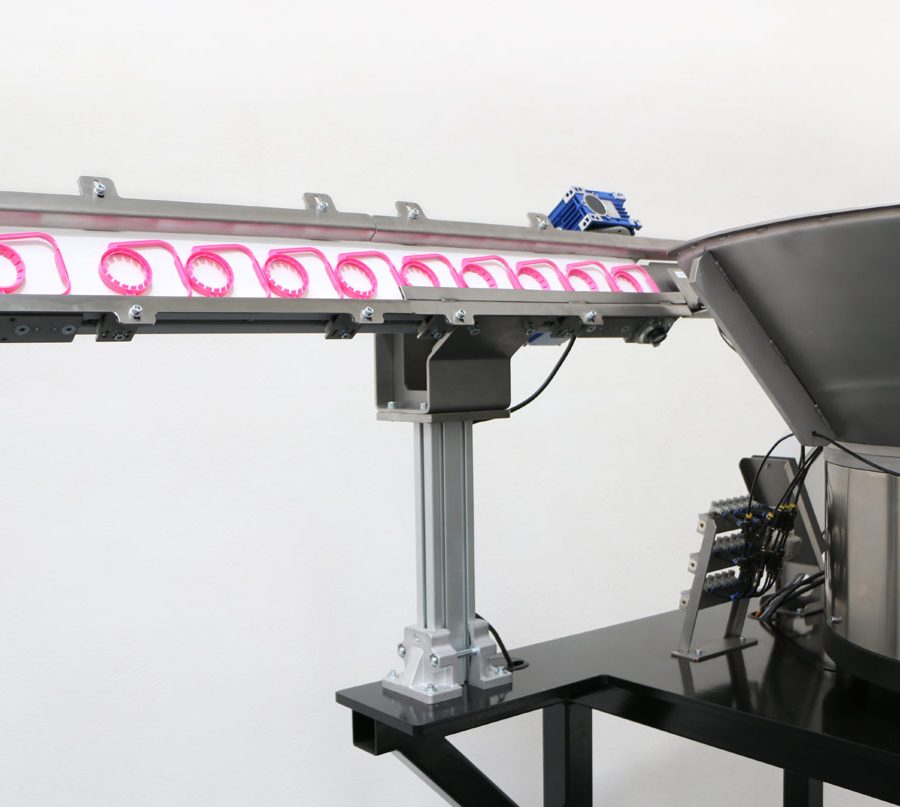 Sistema vibratorio de alimentación de piezas con tolva de acero