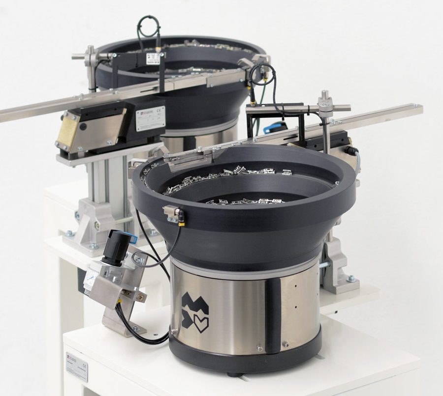 Doble sistema posicionador por vibración para clips metálicos