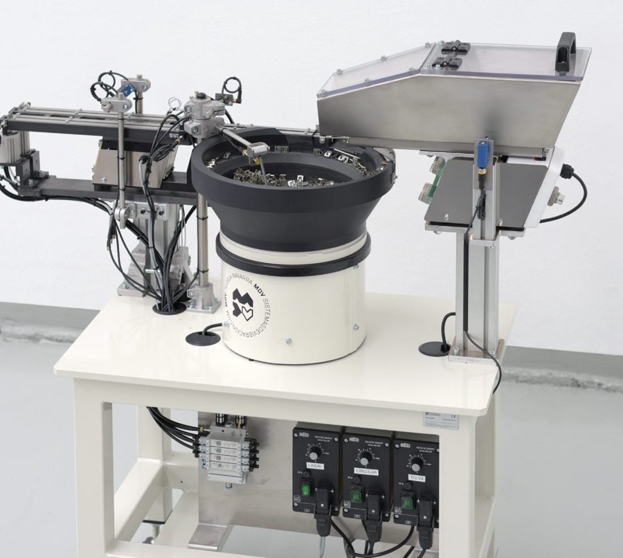 Posicionador por vibración con doble paso a paso para clip V