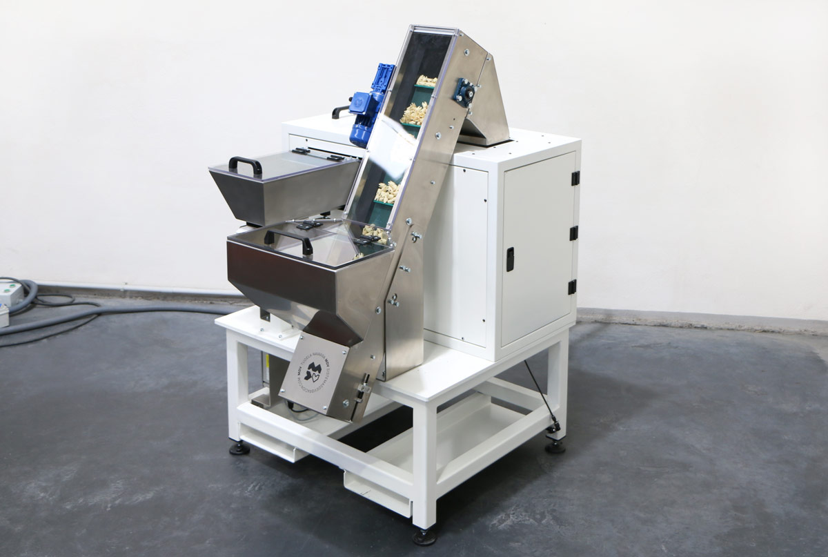 Alimentador industrial doble con tolvas vibratorias para piezas slider pin vista trasera lateral