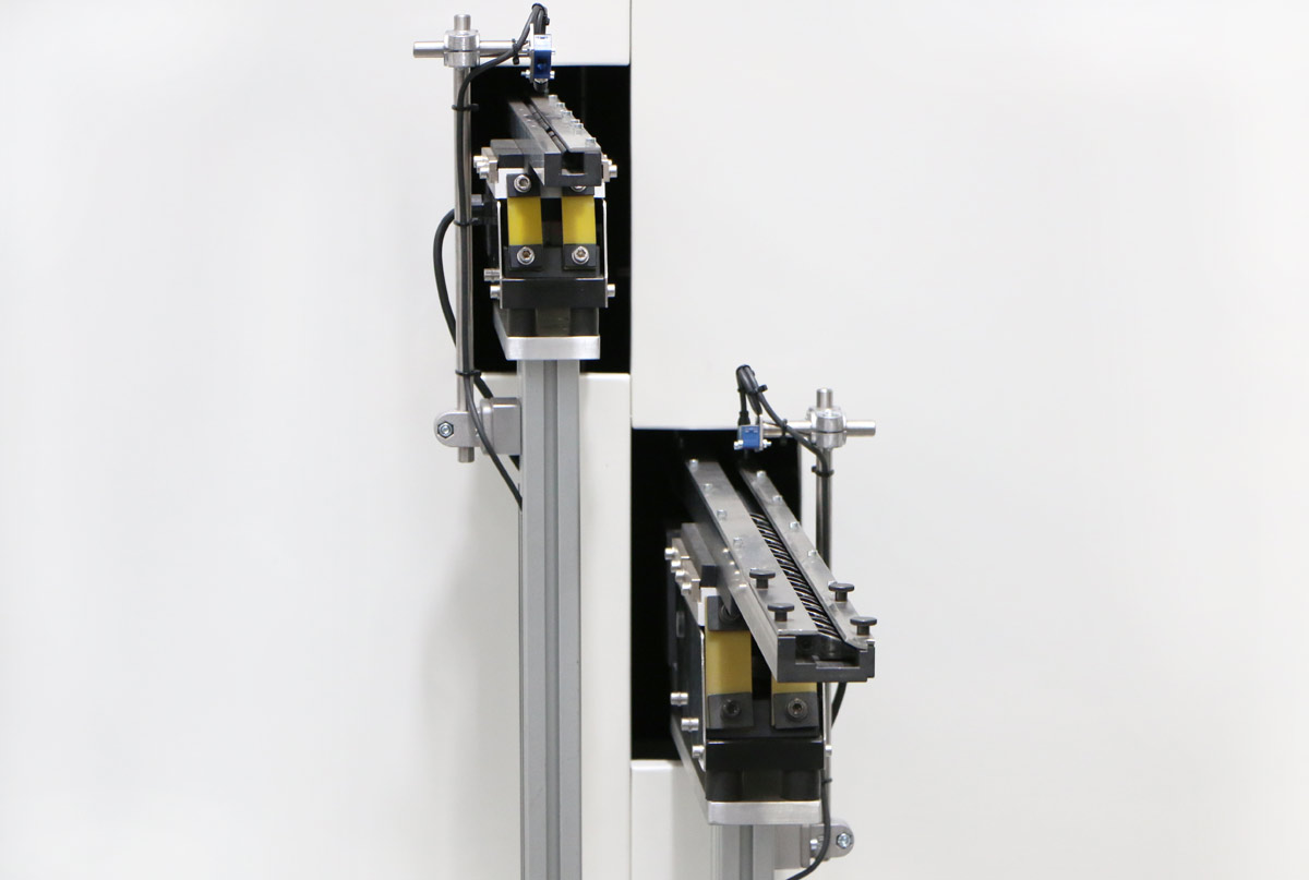 Alimentador industrial doble con tolvas vibratorias para piezas spring y bracket vista frontal lineales