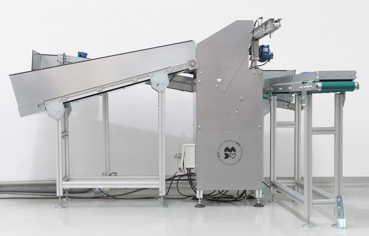 Sistema mecanico con elevador de lamas, escalator, para el posicionamiento automatizado de muelles de distintas dimensiones provenientes del sector de la automocion vista completa lateral