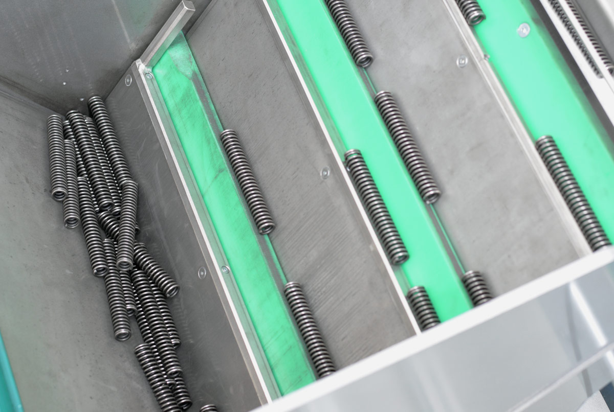 Sistema mecanico con elevador de lamas, escalator, para el posicionamiento automatizado de muelles de distintas dimensiones provenientes del sector de la automocion vista del elevador