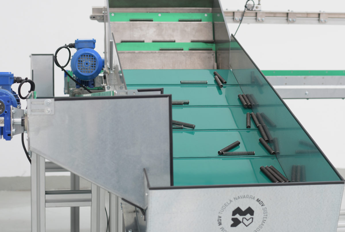 Sistema mecanico con elevador de lamas, escalator, para el posicionamiento automatizado de muelles de distintas dimensiones provenientes del sector de la automocion vista de las lamas