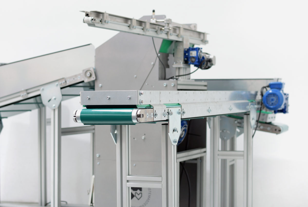 Sistema mecanico con elevador de lamas, escalator, para el posicionamiento automatizado de muelles de distintas dimensiones provenientes del sector de la automocion vista cinta transportadora