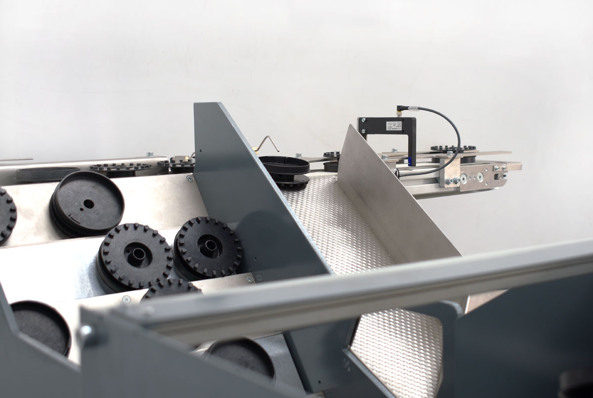 Unidadesde alimentación mecánica para el posicionamiento automatizado de piezas vista detalle cinta transportadora