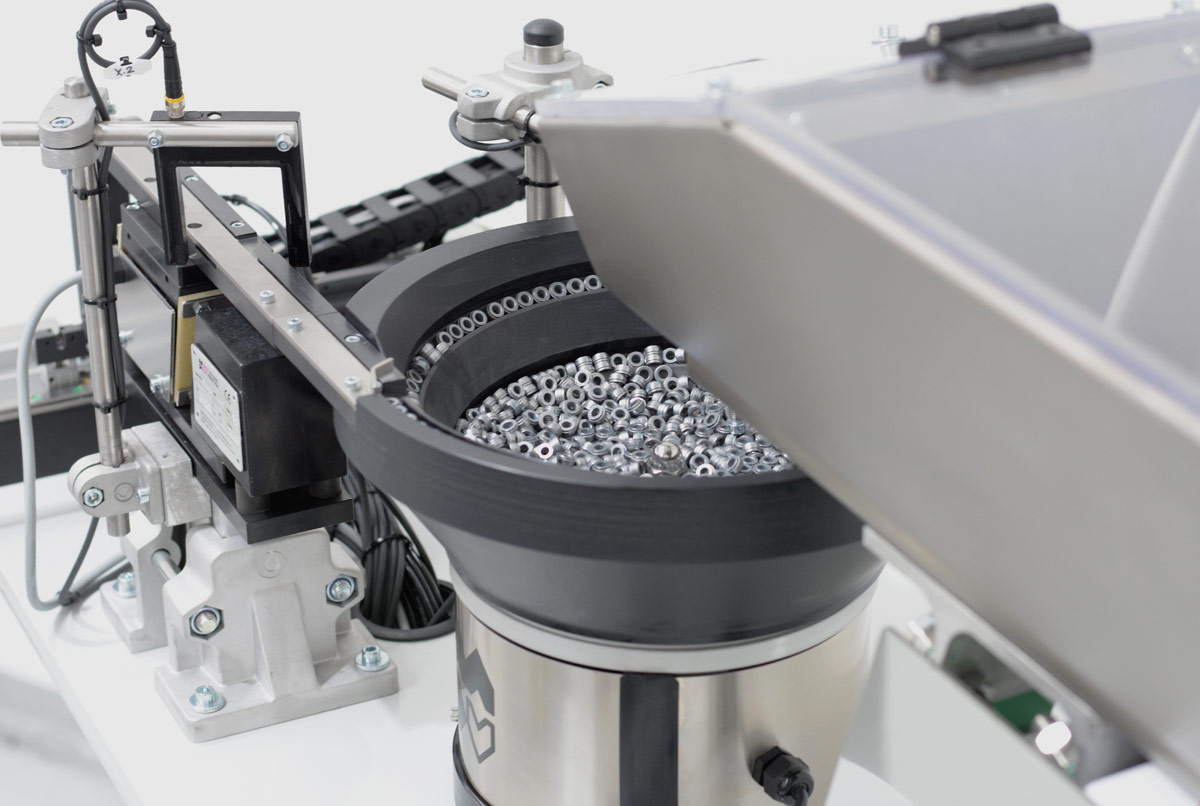 Alimentador industrial MDV con paso a paso de 8 cunas para el posicionamiento automatizado de casquillos inserto para linea industrial de inyeccion de plastico vista tolvas