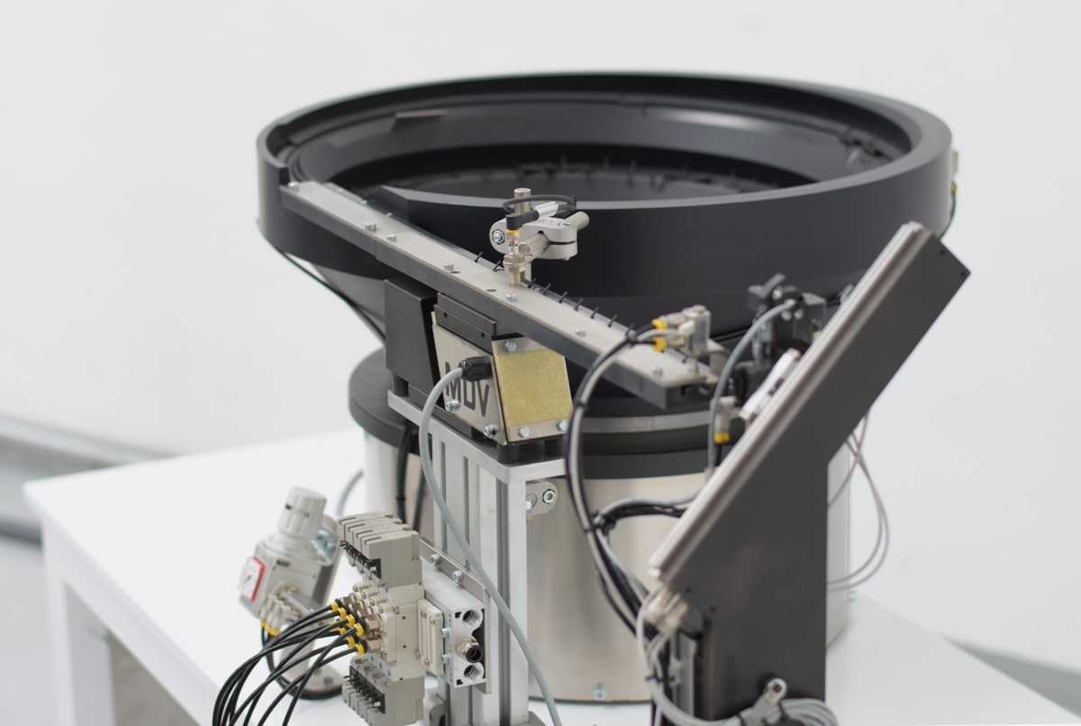 Posicionador industrial MDV, con tolva vibratoria y sistema paso a paso para el posicionamiento automatizado de muelles para tapa de gasolina vista salida piezas