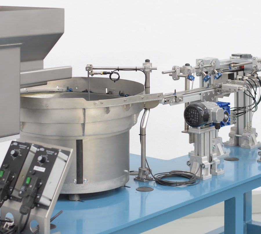 Posicionador vibratorio y verificador con paso a paso para tornillos métricos