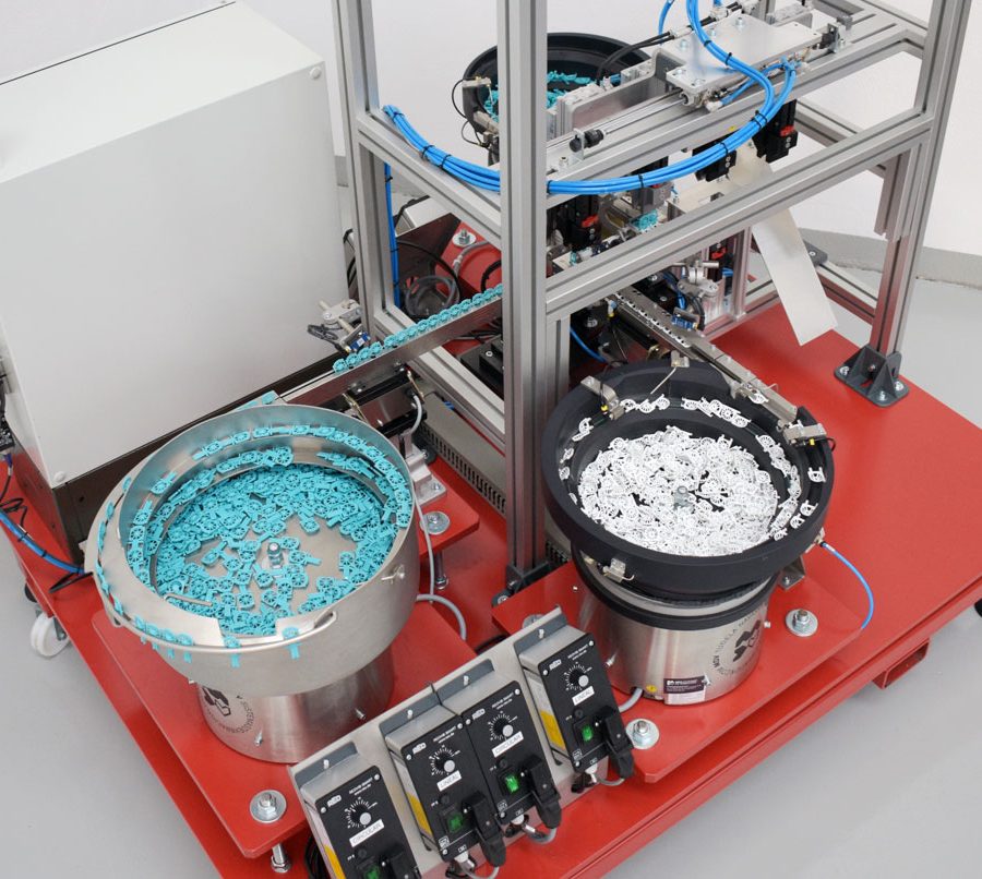 Sistema mecánico con 3 tolvas vibratorias y 3 paso a paso