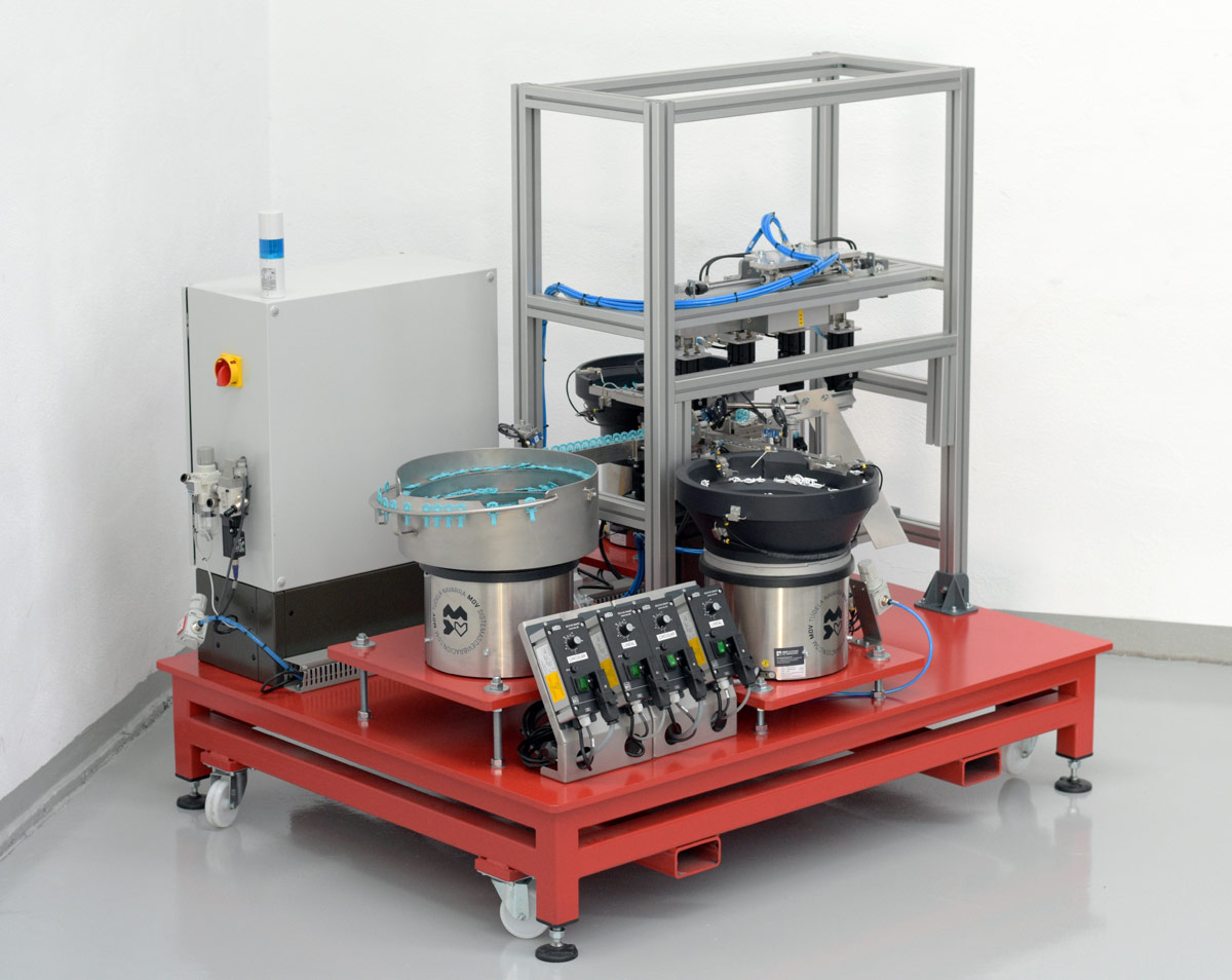 Maquina especial de automatizacion con tres tolvas vibratorias para el posicionamiento y montaje de portalentillas destinada al sector farmaceutico vista lateral