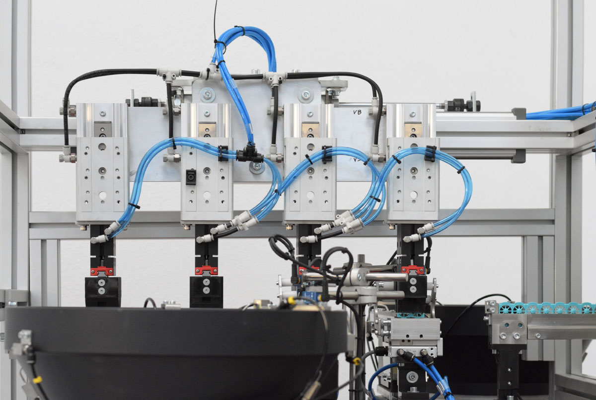 Maquina especial de automatizacion con tres tolvas vibratorias para el posicionamiento y montaje de portalentillas destinada al sector farmaceutico vista paso a paso 2