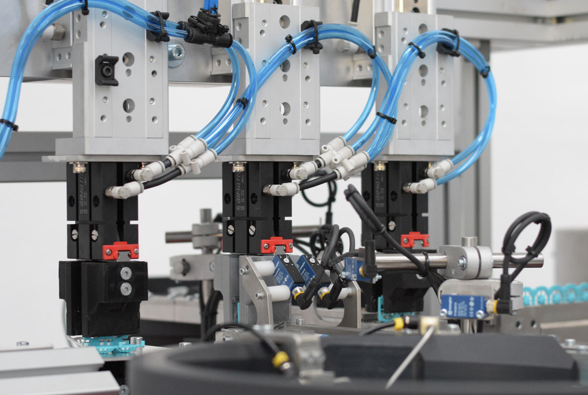 Maquina especial de automatizacion con tres tolvas vibratorias para el posicionamiento y montaje de portalentillas destinada al sector farmaceutico vista paso a paso 3
