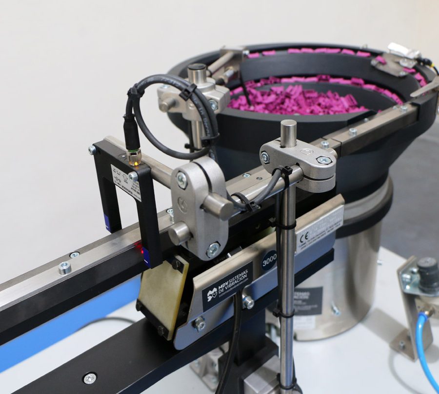 Sistema de posicionamiento con tolva vibratoria de fibra