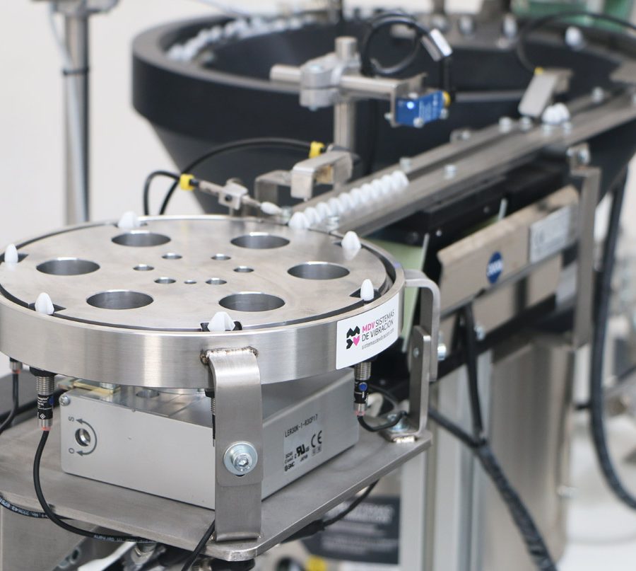 Máquina con tolva vibratoria de fibra