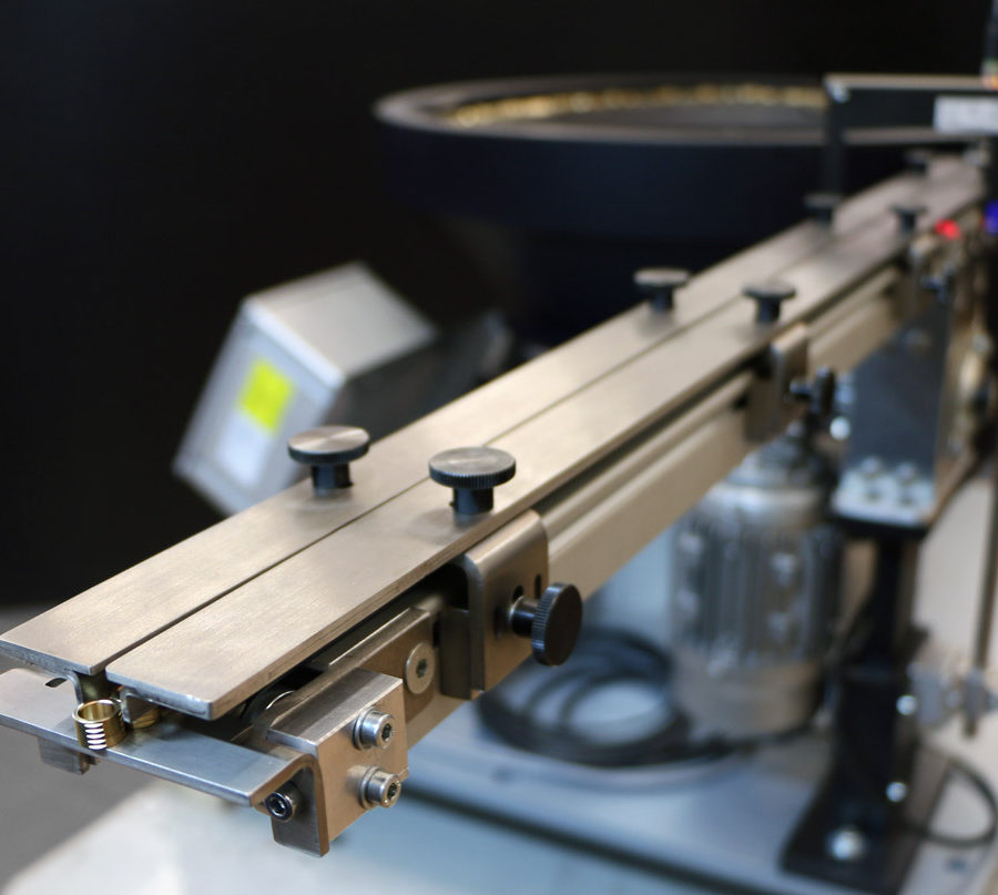 Sistema de posicionamiento con tolva vibratoria de fibra