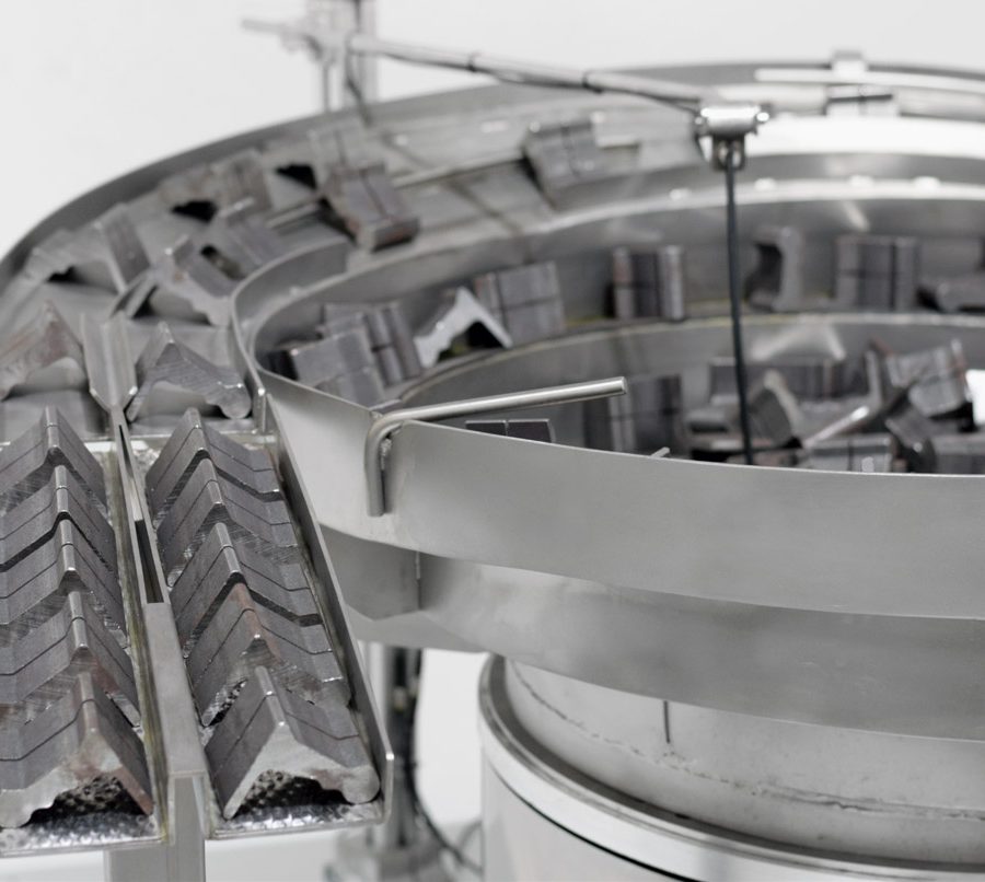 ENTREGA SIMÉTRICA DE PIEZAS EN UN ÚNICO POSICIONADOR VIBRATORIO