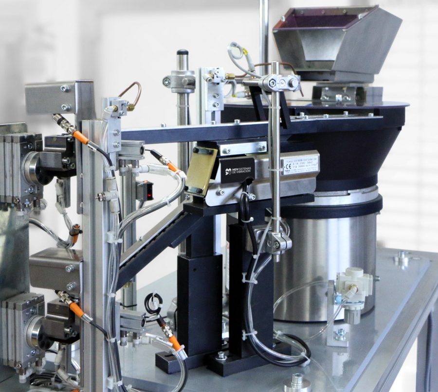 Sistema de posicionamiento con tolva vibratoria de fibra