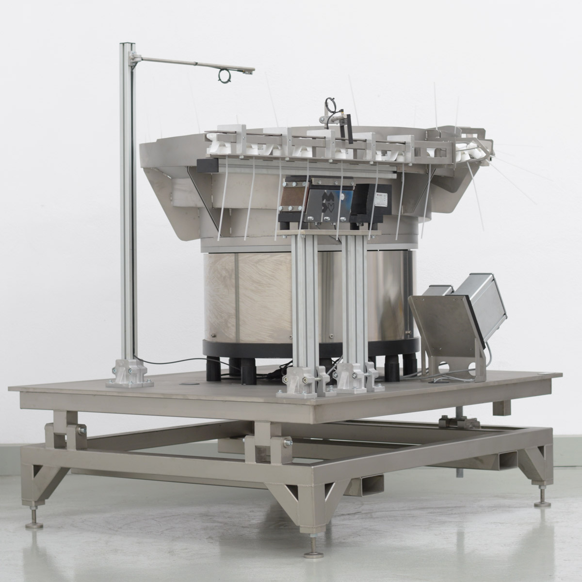 Alimentador industrial vibratorio para el posicionamiento automatizado de triggers, del sector de envases vista completa