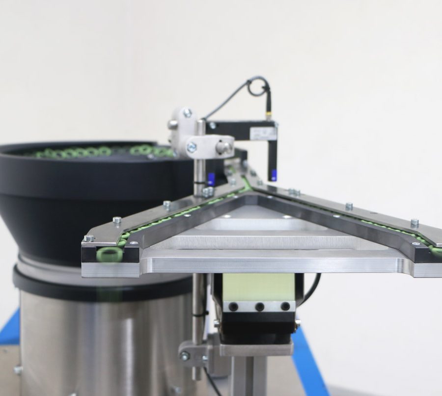 Sistema de alimentación de piezas vibratorio