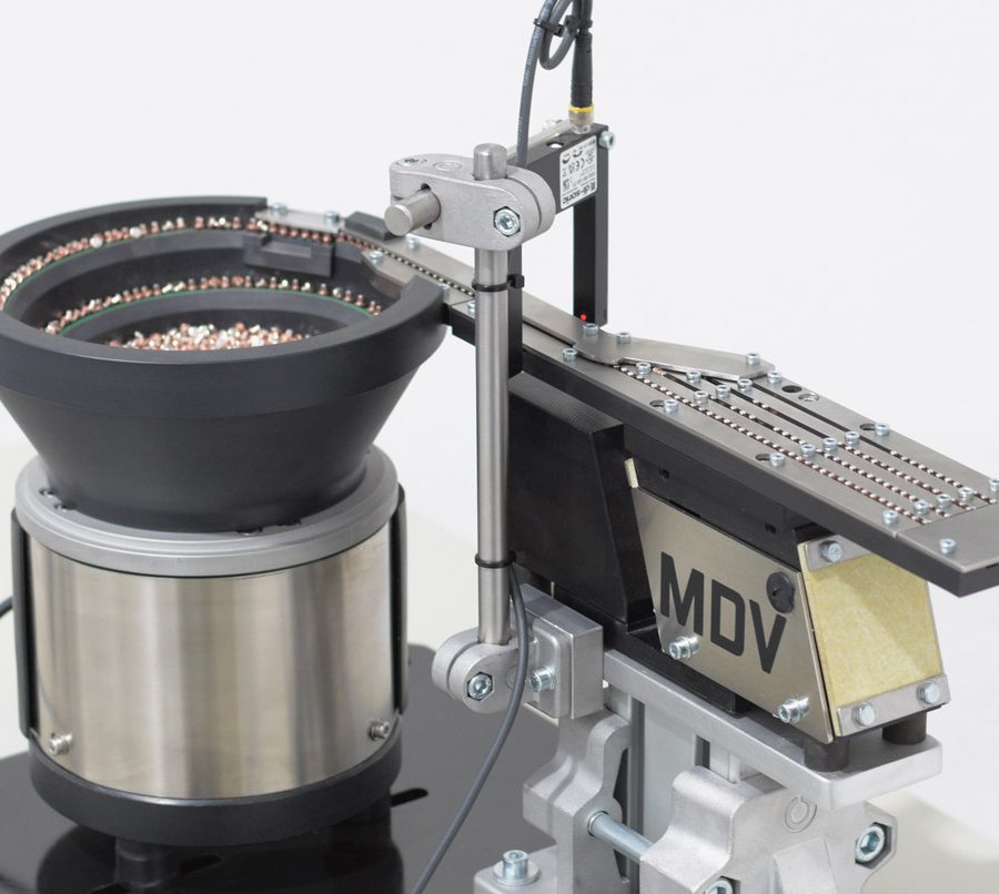 Sistema vibratorio de posicionamiento para contactos eléctricos