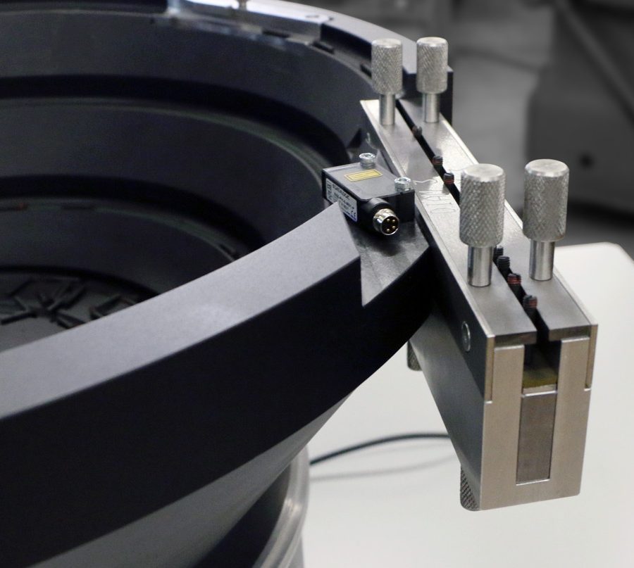 Sistema de posicionamiento con tolva vibratoria de fibra