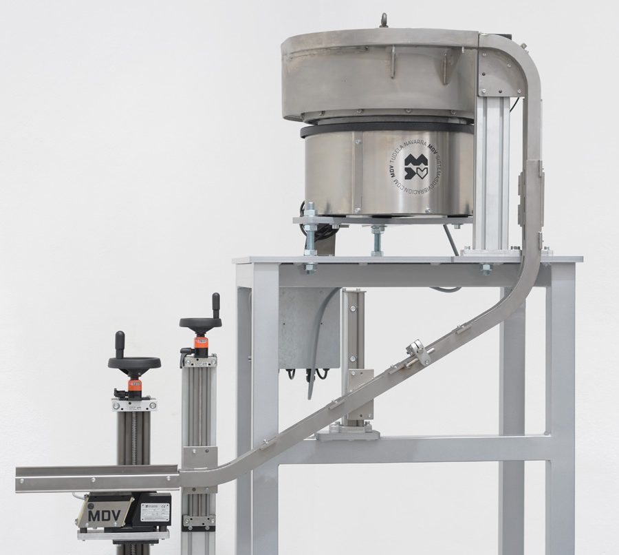 Posicionador vibrador con tolva de acero para 2 tipos de tapones de plástico